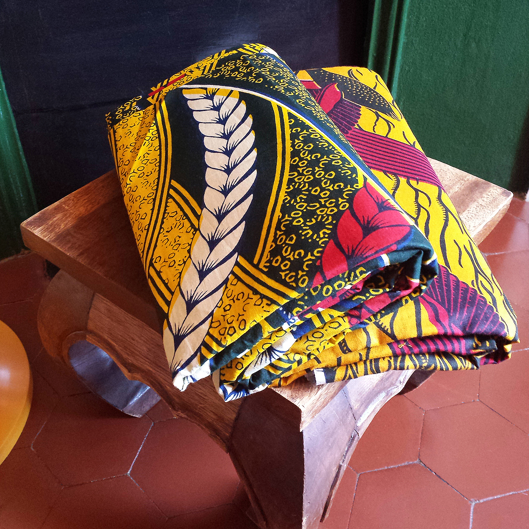 Pagnes et tabouret africain