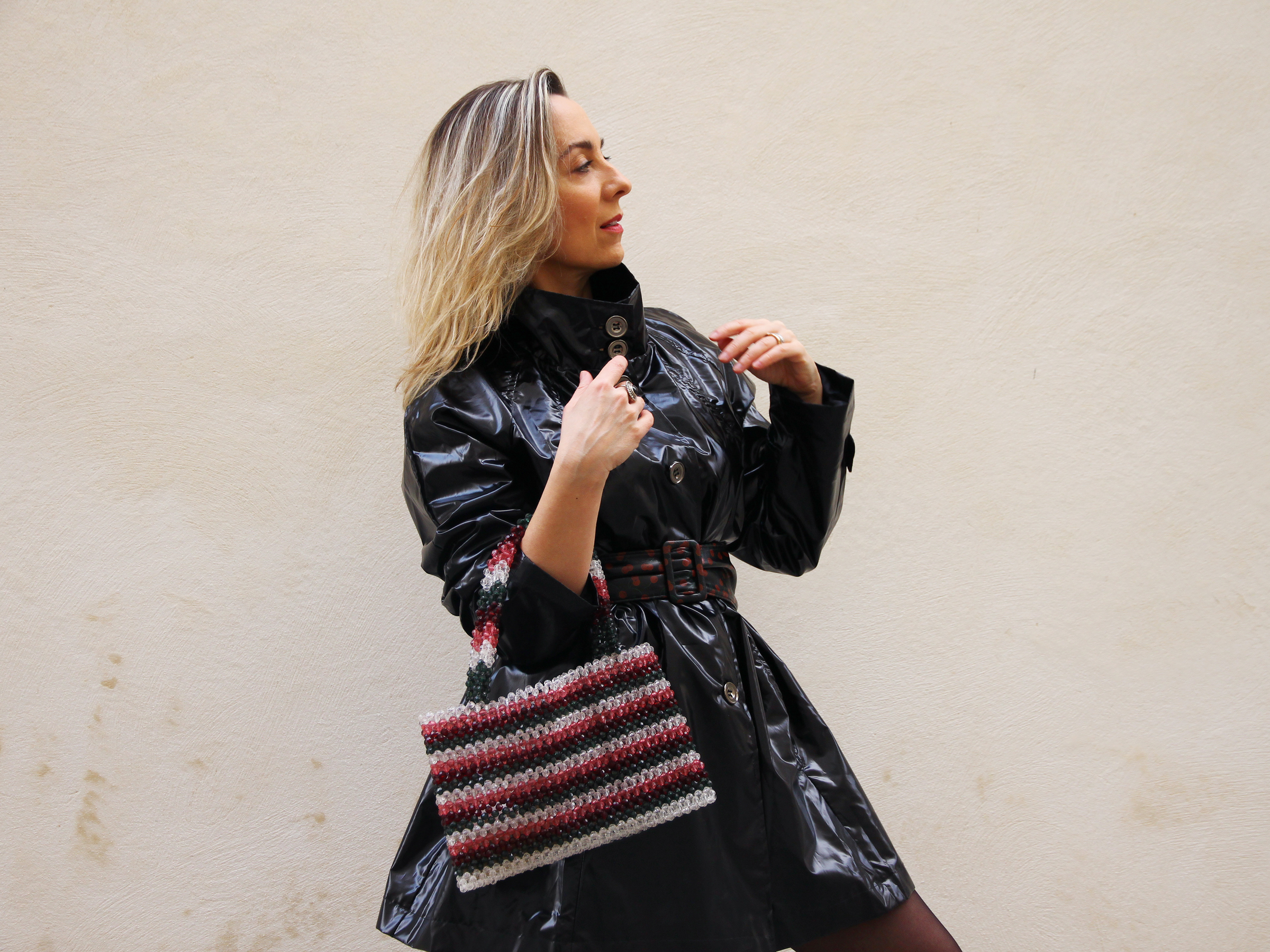 Sexy sous la pluie en trench vinyle