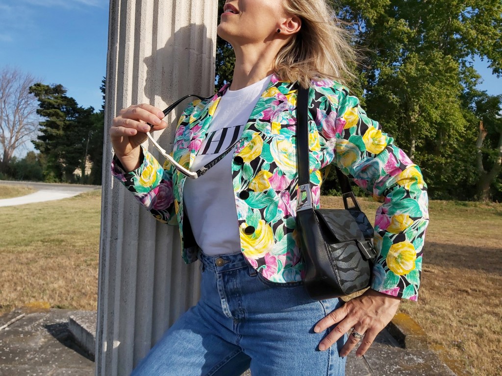 En veste fleurie & tee-shirt blanc